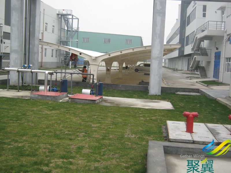 莊信萬(wàn)豐膜結(jié)構(gòu)汽車停車棚膜布安裝部分畫面
